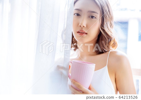 美麗,女人,房間,房間,放鬆,早晨,咖啡,喝酒,人 美麗,女人,房間,房間,放鬆,早晨,咖啡,喝酒,人 64213526