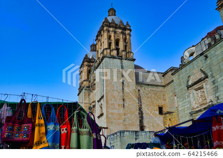 聖多明哥教堂和攤位(墨西哥瓦哈卡) 聖多明哥教堂和攤位(墨西哥瓦哈卡) 64215466