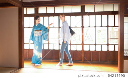 Ryokan landlady who guides the room and foreign tourists 64215690