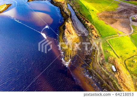 The paradisiac coast between Lettermacaward and Portnoo in County Donegal - Ireland. 64218053