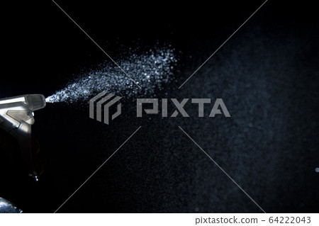 Fine water coming out of the spray 64222043