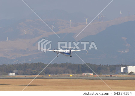 螺旋槳飛機熊本機場起飛的飛機 螺旋槳飛機熊本機場起飛的飛機 64224194