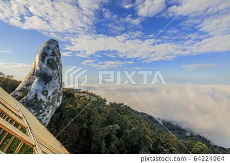 上帝之手(金橋)與雲海燃燒器山越南峴港 上帝之手(金橋)與雲海燃燒器山越南峴港 64224964