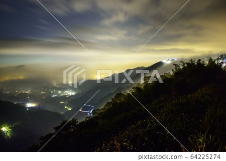 從山上看到美麗夜空,壯觀的雲海和漂亮的琉璃光 從山上看到美麗夜空,壯觀的雲海和漂亮的琉璃光 64225274