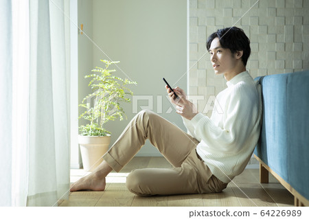 男模特坐編織智能手機智能手機 64226989