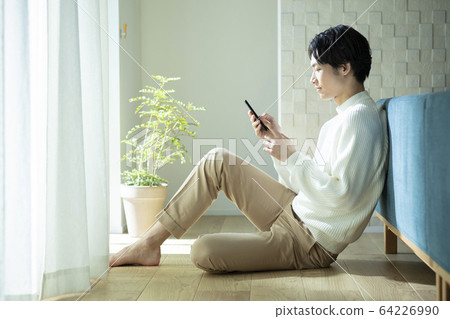 男模特坐編織智能手機智能手機 64226990