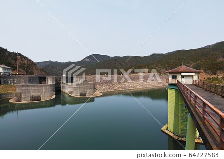 滋賀/青A水壩（與世界上任何其他水壩相比，溢洪道結構極為罕見的水壩） 64227583