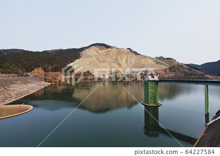 滋賀/青A水壩（與世界上任何其他水壩相比，溢洪道結構極為罕見的水壩） 64227584