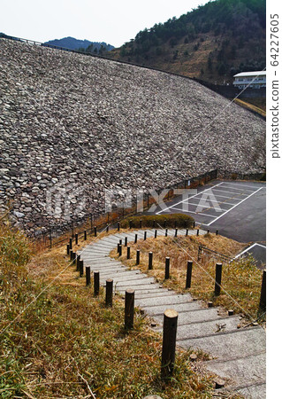 滋賀/青A水壩（與世界上任何其他水壩相比，溢洪道結構極為罕見的水壩） 64227605