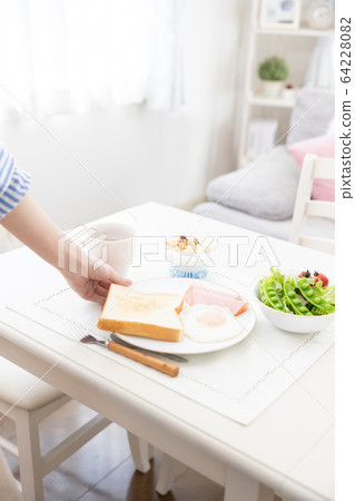 Breakfast at hand 64228082