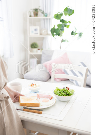 Breakfast at hand 64228083