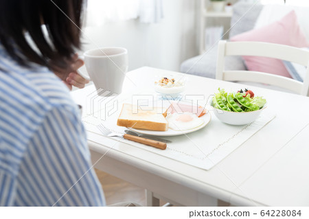 Breakfast at hand 64228084