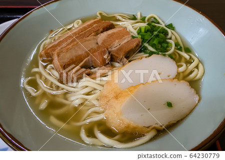 沖繩蕎麥麵全肉三片紅薑的沖繩縣銀灣市Umichika餐廳一側 64230779