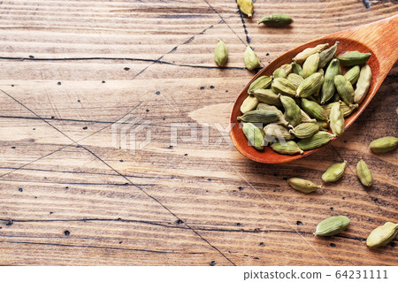 Whole grains of cardamom, a stick of cinnamon star Whole grains of cardamom, a stick of cinnamon star 64231111