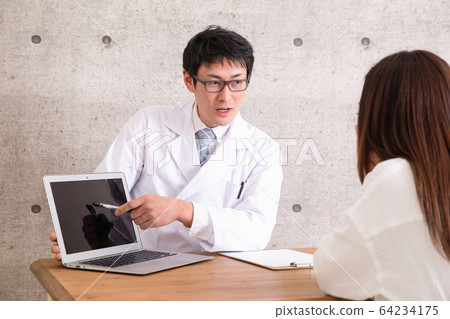 穿著白色西裝的男人 64234175