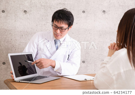 穿著白色西裝的男人 64234177