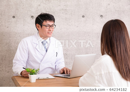 穿著白色西裝的男人 64234182