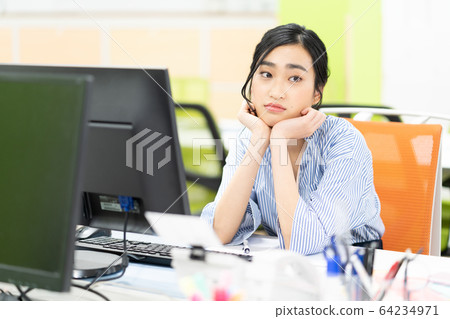 在辦公室沮喪的年輕女僱員 64234971