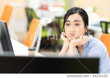在辦公室沮喪的年輕女僱員 在辦公室沮喪的年輕女僱員 64235120