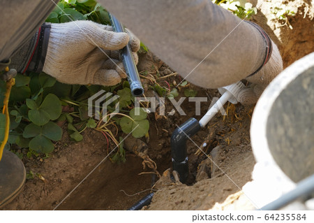 應用粘合劑的水暖工人 64235584