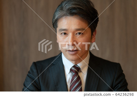 一個中年男子的肖像 64236298