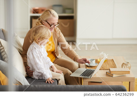 Online conversation with parents 64236299