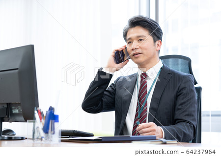 經理談在辦公室的智能手機 經理談在辦公室的智能手機 64237964