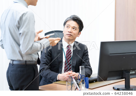 經理和下屬在辦公室談話 64238046