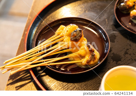 Rubbing mochi 64241134