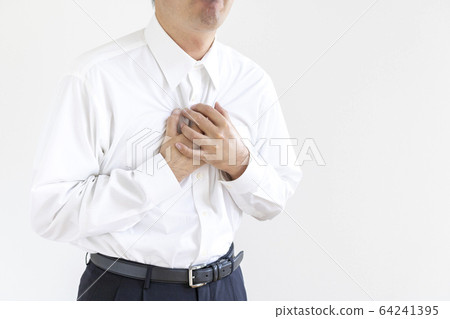 一個穿著襯衫的男人抱著他的胸部和痛苦 一個穿著襯衫的男人抱著他的胸部和痛苦 64241395