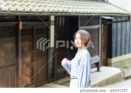 A woman sightseeing a machiya private house in Kyoto 64241707