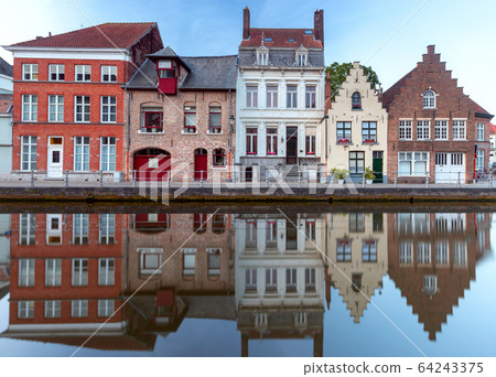 Bruges. Canal Spiegel Rei. 64243375