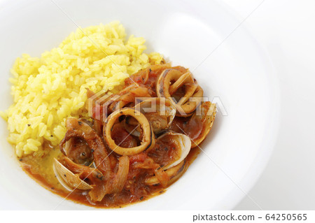 Butter saffron rice with tomato squid and clams 64250565