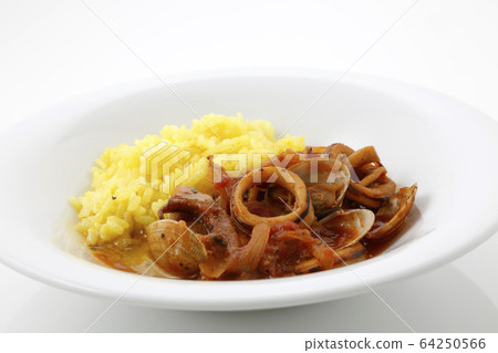 Butter saffron rice with tomato squid and clams 64250566