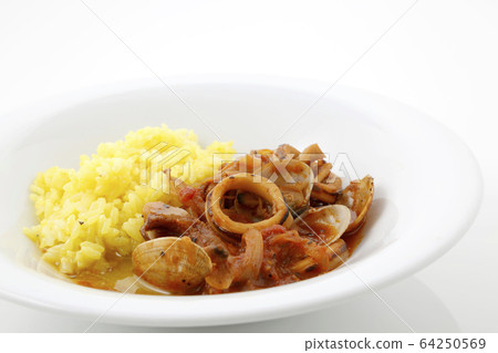 Butter saffron rice with tomato squid and clams 64250569