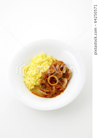 Butter saffron rice with tomato squid and clams 64250571