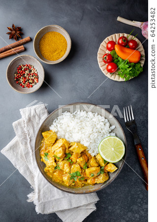 chicken cooked with curry sauce 64253482