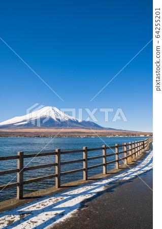Yamanashi_Mt. Fuji and promenade (Lake Yamanaka) 64255201