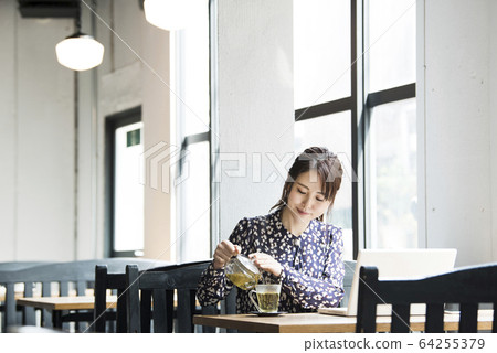 一名年輕女子倒涼茶 64255379