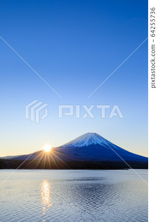 Yamanashi_The first sunrise of Lake Motosu 64255736