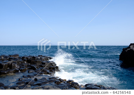 Wave spray of Hinatadan beach 64256548