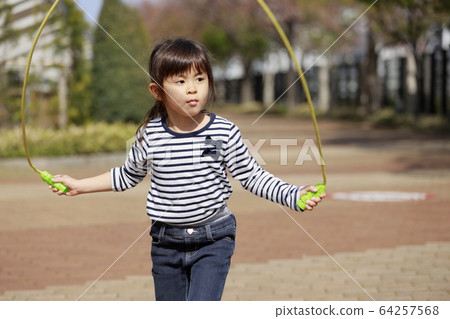 Infant who jumps rope (5 years old child) Infant who jumps rope (5 years old child) 64257568