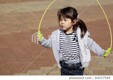 跳繩的嬰兒（5歲兒童） 64257569