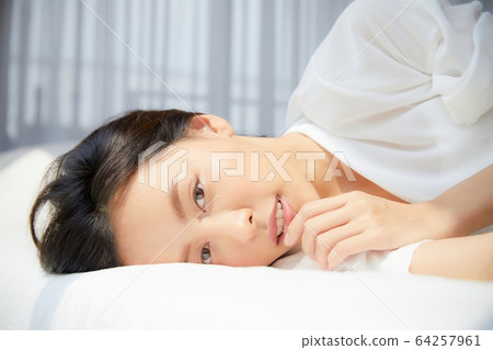 美麗的女人床床臥室睡眠明亮的房間放鬆的人材料 美麗的女人床床臥室睡眠明亮的房間放鬆的人材料 64257961