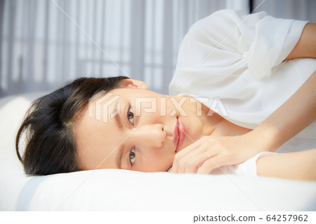 美麗的女人床床臥室睡眠明亮的房間放鬆的人材料 美麗的女人床床臥室睡眠明亮的房間放鬆的人材料 64257962