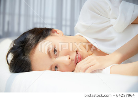 美麗的女人床床臥室睡眠明亮的房間放鬆的人材料 美麗的女人床床臥室睡眠明亮的房間放鬆的人材料 64257964