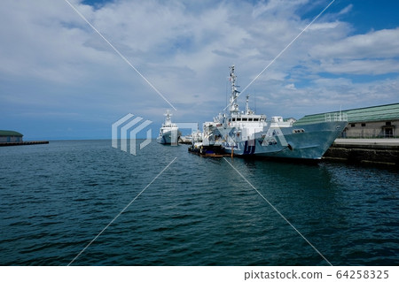 [Hokkaido] Vessels entering Otaru Port 64258325