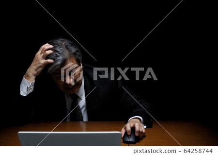 一個有悲劇感的人黑背西裝人物執行總裁官僚 一個有悲劇感的人黑背西裝人物執行總裁官僚 64258744