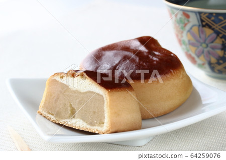 Half cut chestnut bun 64259076