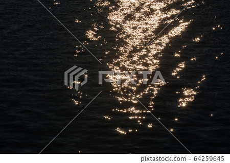 陽光反射在水面上_閃光圖像-照片素材（圖片） [64259645] - PIXTA圖庫